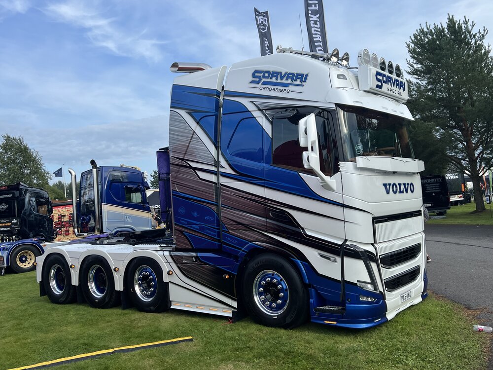 Tekno Tekno Volvo FH05 Globetrotter XL 8x4 zwaartransporttrekker SORVARI