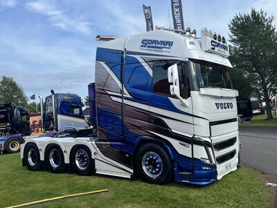 Tekno Tekno Volvo FH05 Globetrotter XL 8x4 zwaartransporttrekker SORVARI