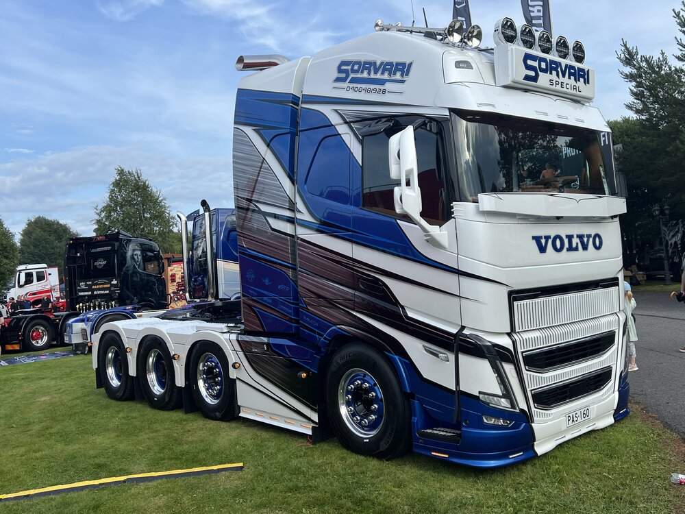 Tekno Tekno Volvo FH05 Globetrotter XL 8x4 zwaartransporttrekker SORVARI