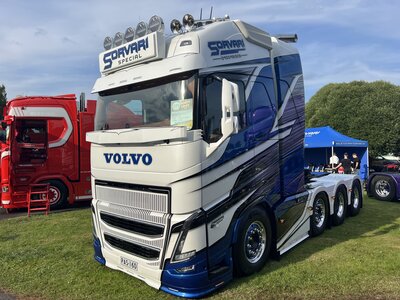 Tekno Tekno Volvo FH05 Globetrotter XL 8x4 zwaartransporttrekker SORVARI