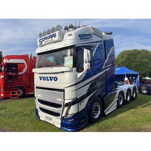 Tekno Tekno Volvo FH05 Globetrotter XL 8x4 zwaartransporttrekker SORVARI