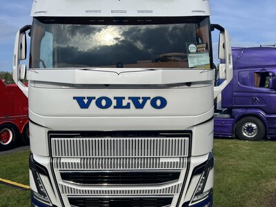 Tekno Tekno Volvo FH05 Globetrotter XL 8x4 heavy haulage SORVARI