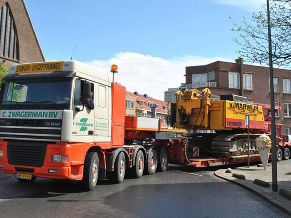 WSI WSI GINAF G Space Cab 10x4  met 5-assige dieplader C. ZWAGERMAN