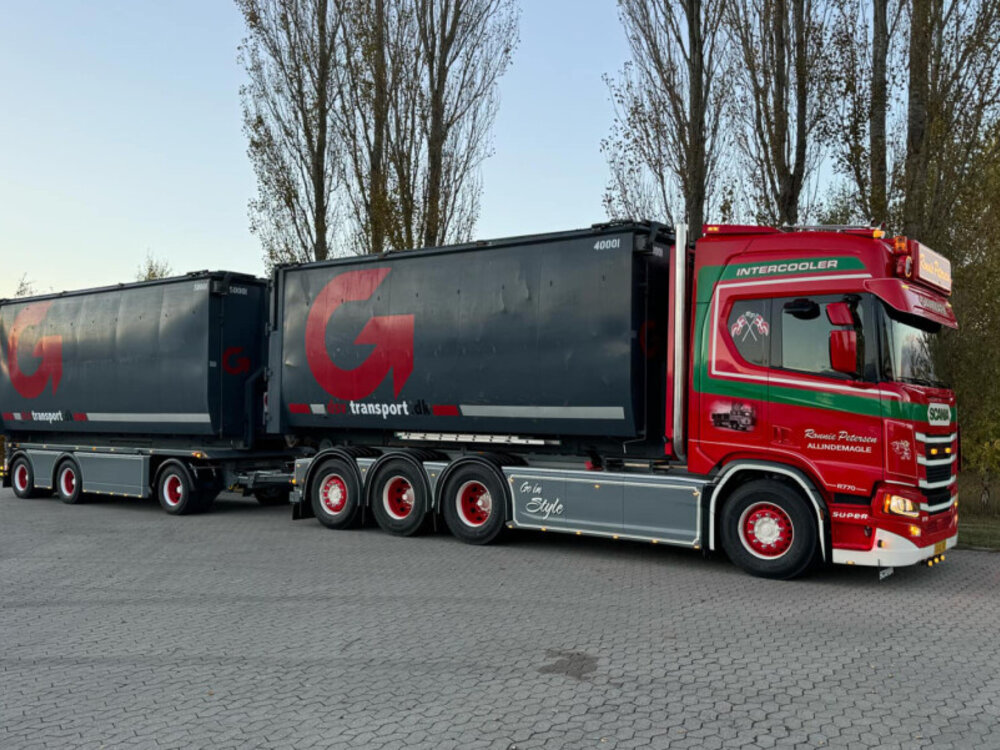 WSI WSI Scania R Highline 8x4 with 7-axle riged truck + hooklift system RONNIE PETERSEN