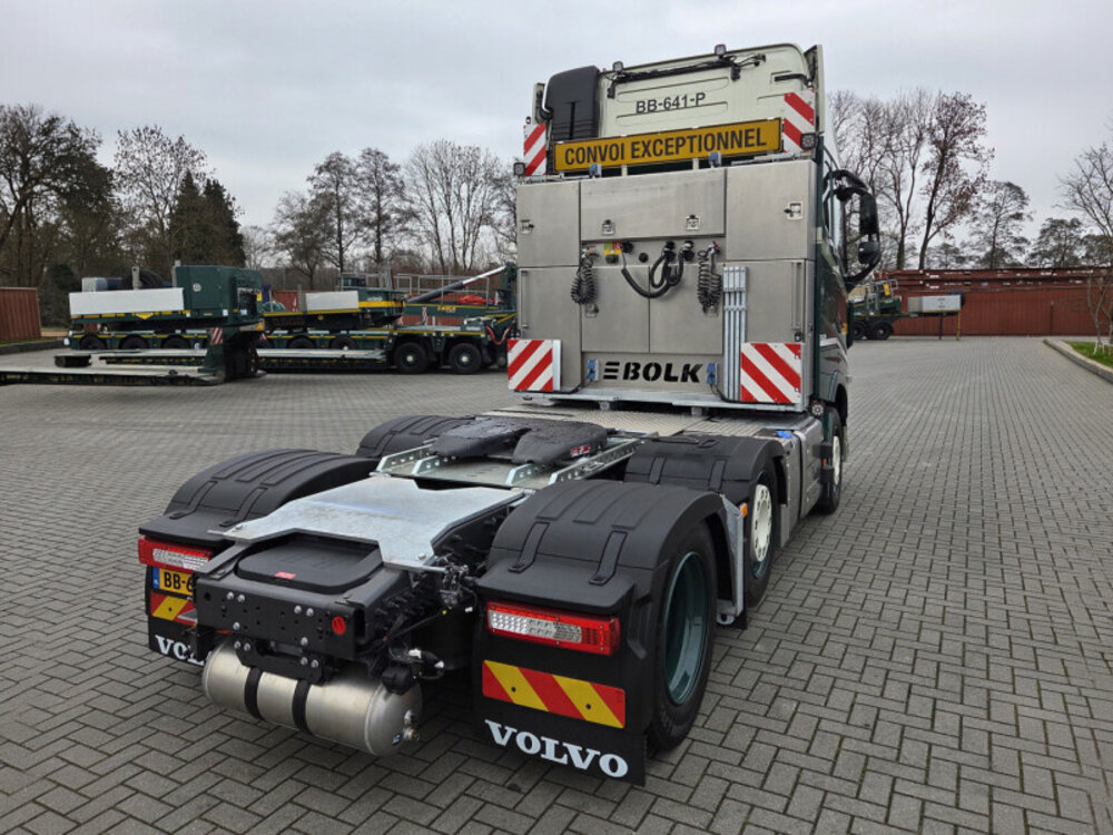 WSI WSI Volvo FH Aero Glob. XL 6x2 + 2-axle lowloader + wooden box with top seal BOLK