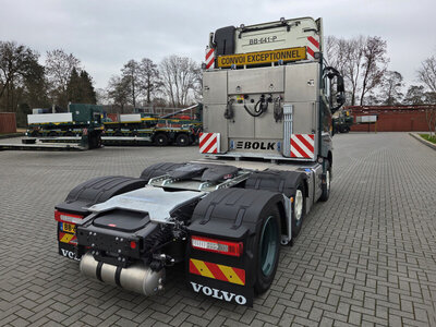 WSI WSI Volvo FH Aero Glob. XL 6x2 + 2-axle lowloader + wooden box with top seal BOLK