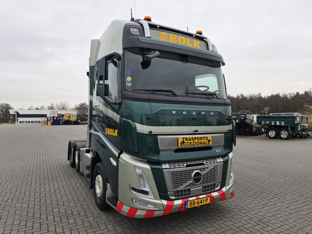 WSI WSI Volvo FH Aero Glob. XL 6x2 + 2-as dieplader + lading houten kist met top seal BOLK