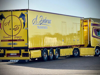 WSI WSI Scania R Highline 4x2 with 3-axle reefer trailer A. DEBRUX