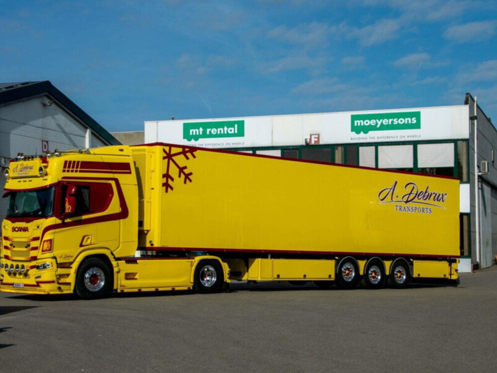 WSI WSI Scania R Highline 4x2 met 3-as koeloplegger A. DEBRUX
