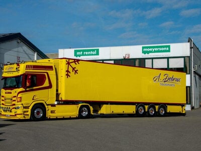 WSI WSI Scania R Highline 4x2 met 3-as koeloplegger A. DEBRUX