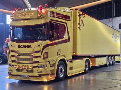 WSI WSI Scania R Highline 4x2 met 3-as koeloplegger A. DEBRUX