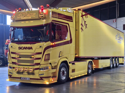 WSI WSI Scania R Highline 4x2 with 3-axle reefer trailer A. DEBRUX