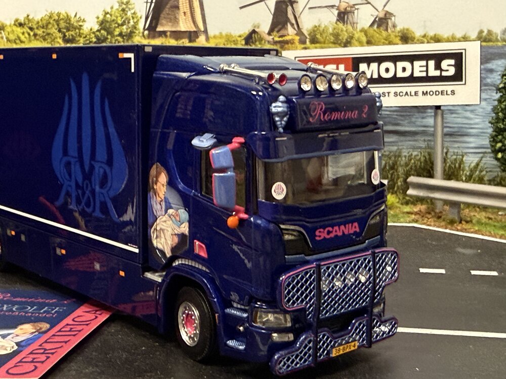 WSI WSI "EXCLUSIEF" Scania R Highline motorwagen met 2-as oplegger R&R WOLFF FLOWERS