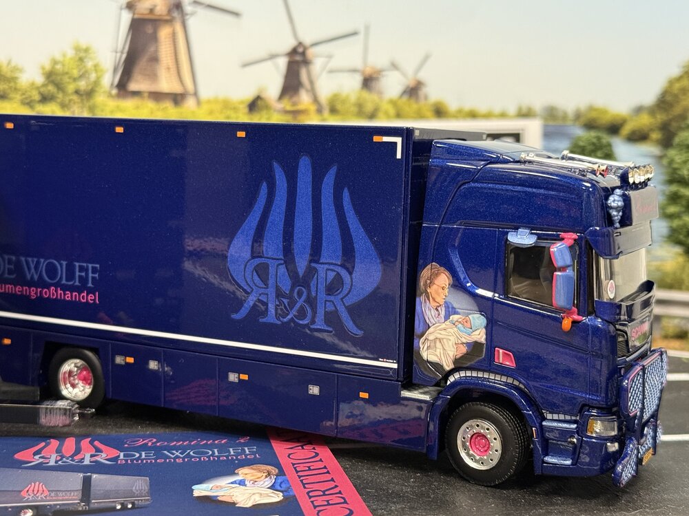 WSI WSI "EXCLUSIEF" Scania R Highline motorwagen met 2-as oplegger R&R WOLFF FLOWERS