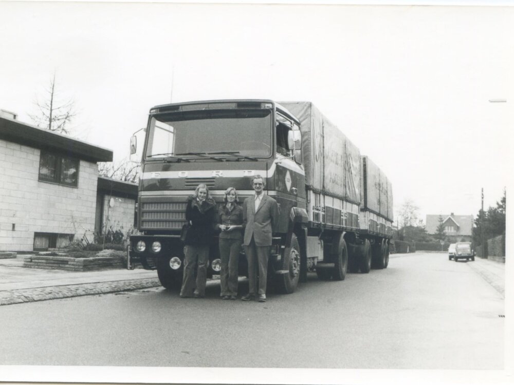 Tekno Tekno Ford Transcontinental 4x2 rigid truck with 3-axle trailer J. WERNER NIELSEN