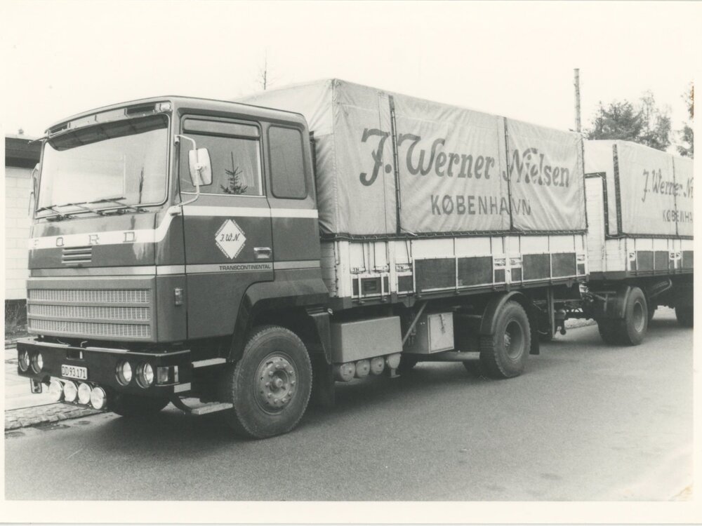 Tekno Tekno Ford Transcontinental 4x2 motorwagen met 3-assige schamel aanhanger J. WERNER NIELSEN