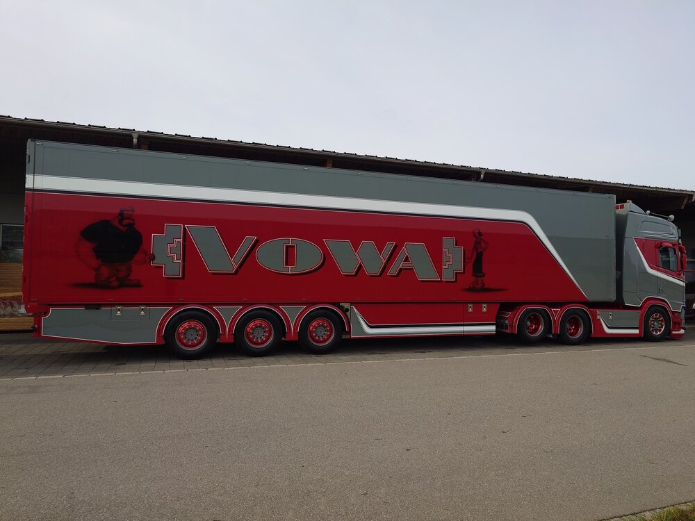 Tekno Tekno Scania Next Gen R-Serie Highline with 3-axle reefer trailer VOWA "POPEYE"