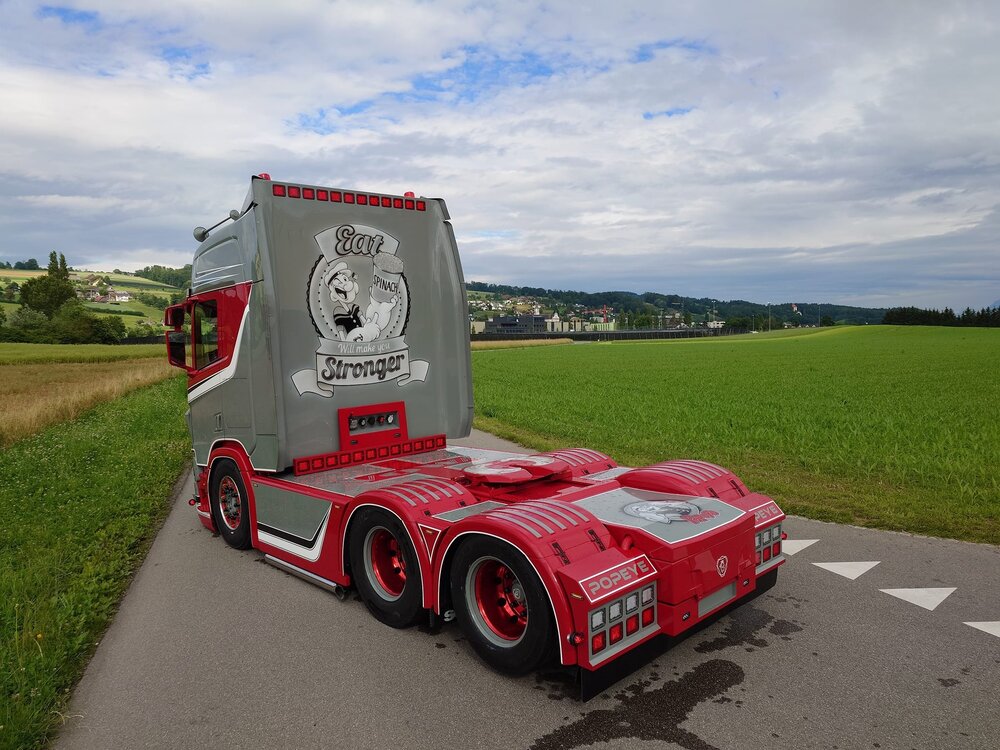 Tekno Tekno Scania Next Gen R-Serie Highline with 3-axle reefer trailer VOWA "POPEYE"