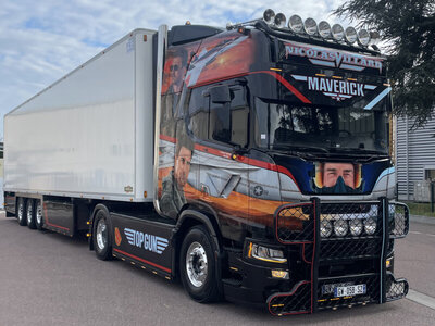 WSI WSI Scania R Highline 4x2 with 3-axle reefer trailer NICOLAS VILLARD "TOPGUN"
