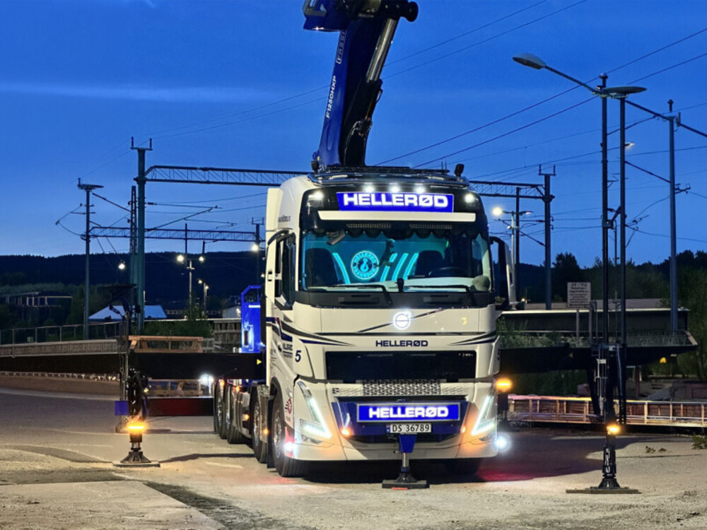WSI WSI Volvo FH5 Glob. flatbed truck 8x2 + fassi 1100 + jib HELLEROD TRANSPORT