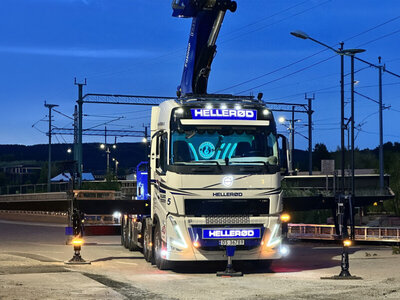 WSI WSI Volvo FH5 Glob. flatbed truck 8x2 + fassi 1100 + jib HELLEROD TRANSPORT