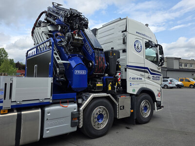 WSI WSI Volvo FH5 Glob. flatbed truck 8x2 + fassi 1100 + jib HELLEROD TRANSPORT