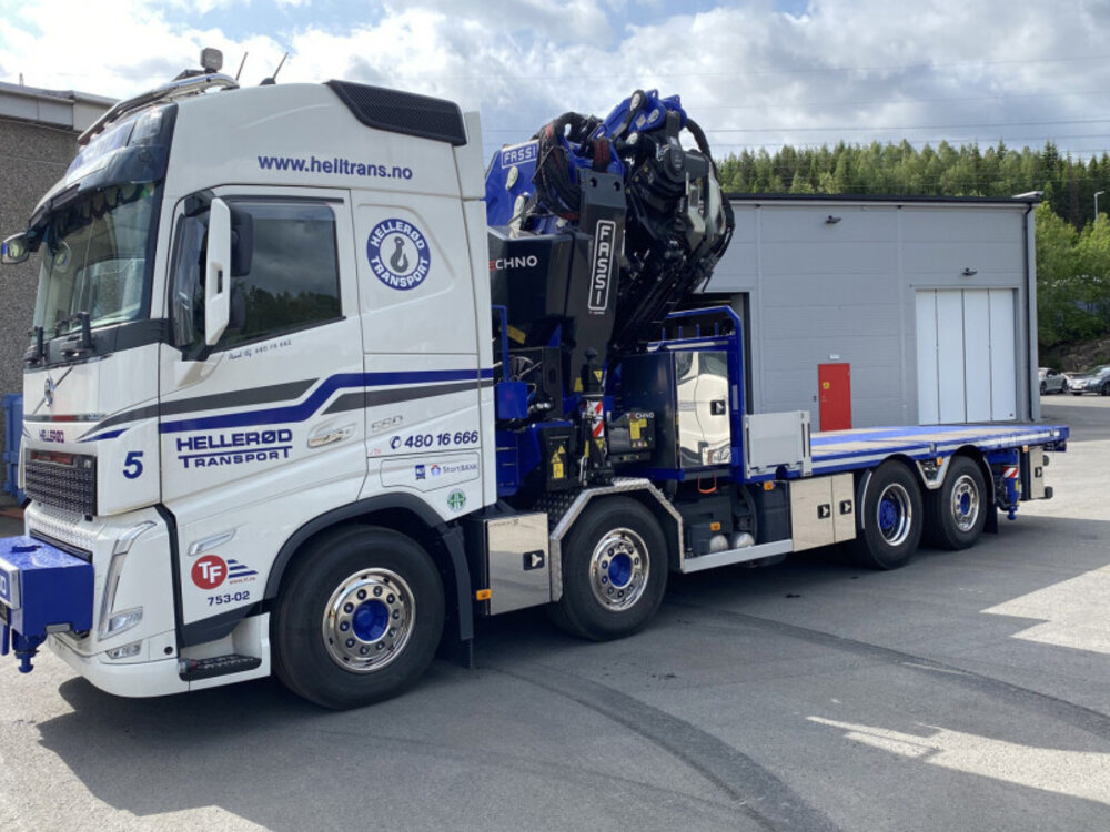 WSI WSI Volvo FH5 Glob. flatbed truck 8x2 + fassi 1100 + jib HELLEROD TRANSPORT