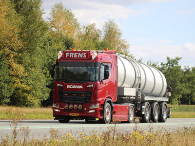 WSI WSI Scania R 4x2 + 3-axle vacuum tank trailer FRENS