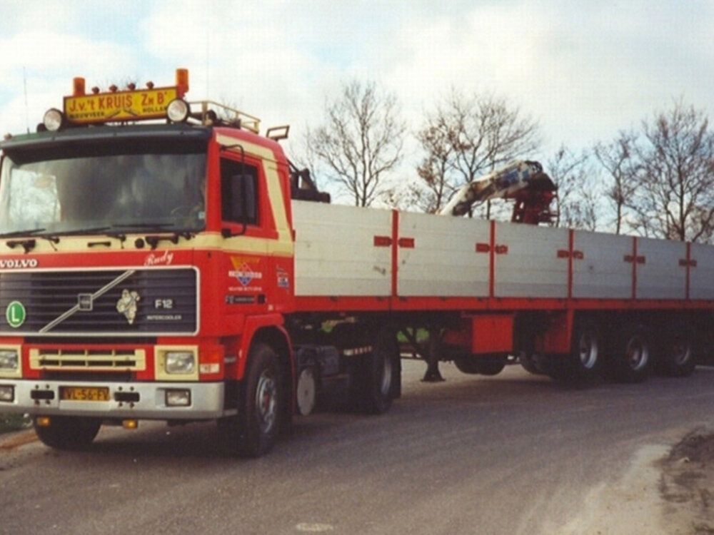 WSI WSI Volvo F12 4x2 + 3-axle brick trailer FA. J. V. 'T KRUIS