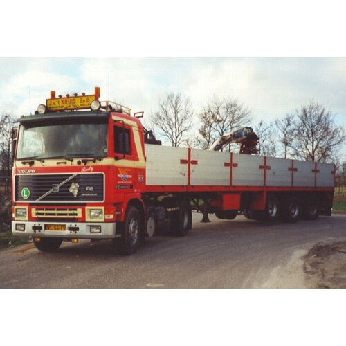 WSI WSI Volvo F12 4x2 + 3-axle brick trailer FA. J. V. 'T KRUIS