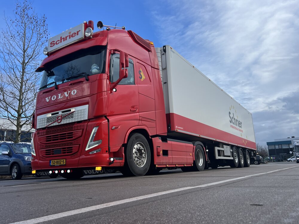 Tekno Tekno Volvo FH5 Glob. XL 4x2 met 3-as koeloplegger SCHRIER