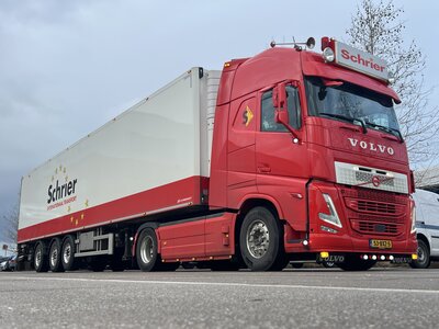 Tekno Tekno Volvo FH5 Glob. XL 4x2 with 3-axle reefer trailer SCHRIER