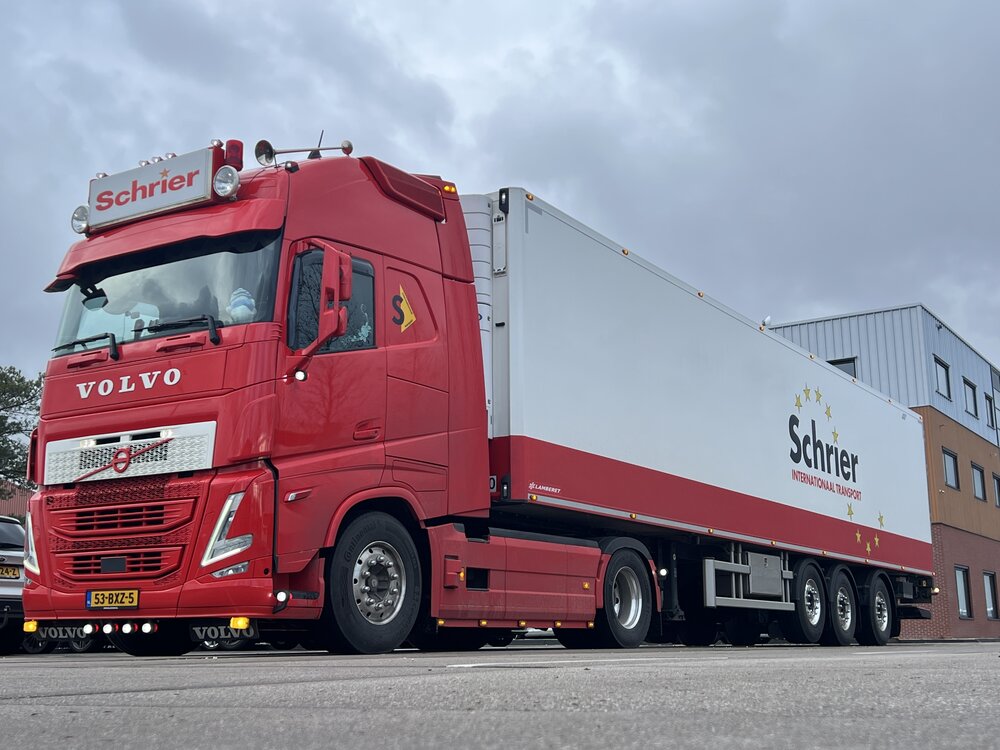 Tekno Tekno Volvo FH5 Glob. XL 4x2 with 3-axle reefer trailer SCHRIER