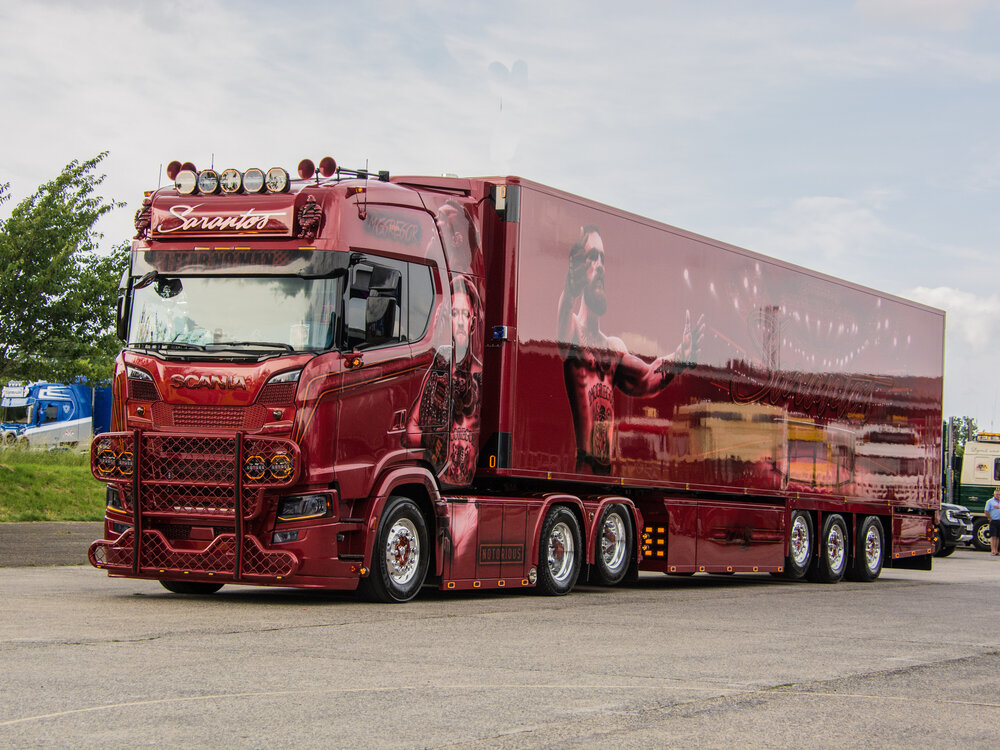 Tekno Tekno Scania NGS Highline 6x2 with 3-axle reefer trailer SARANTOS