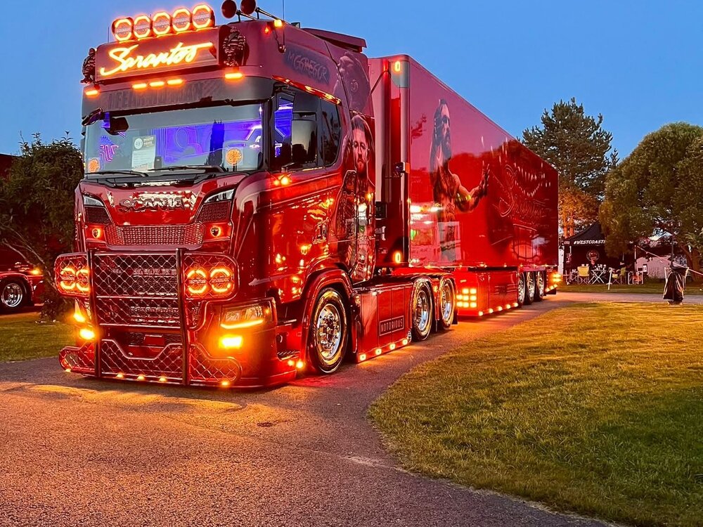 Tekno Tekno Scania NGS Highline 6x2 with 3-axle reefer trailer SARANTOS