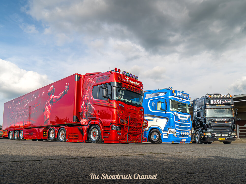 Tekno Tekno Scania NGS Highline 6x2 with 3-axle reefer trailer SARANTOS