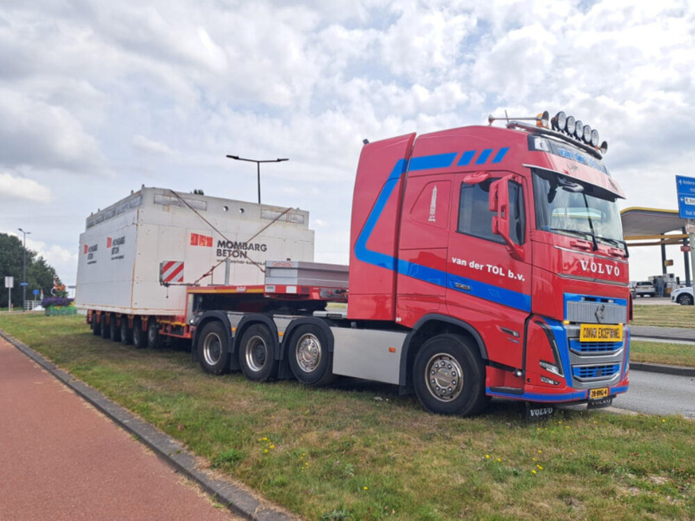 WSI WSI Volvo FH 5 Globetrotter 8x4 met 6-assige Manoovr VAN DER TOL