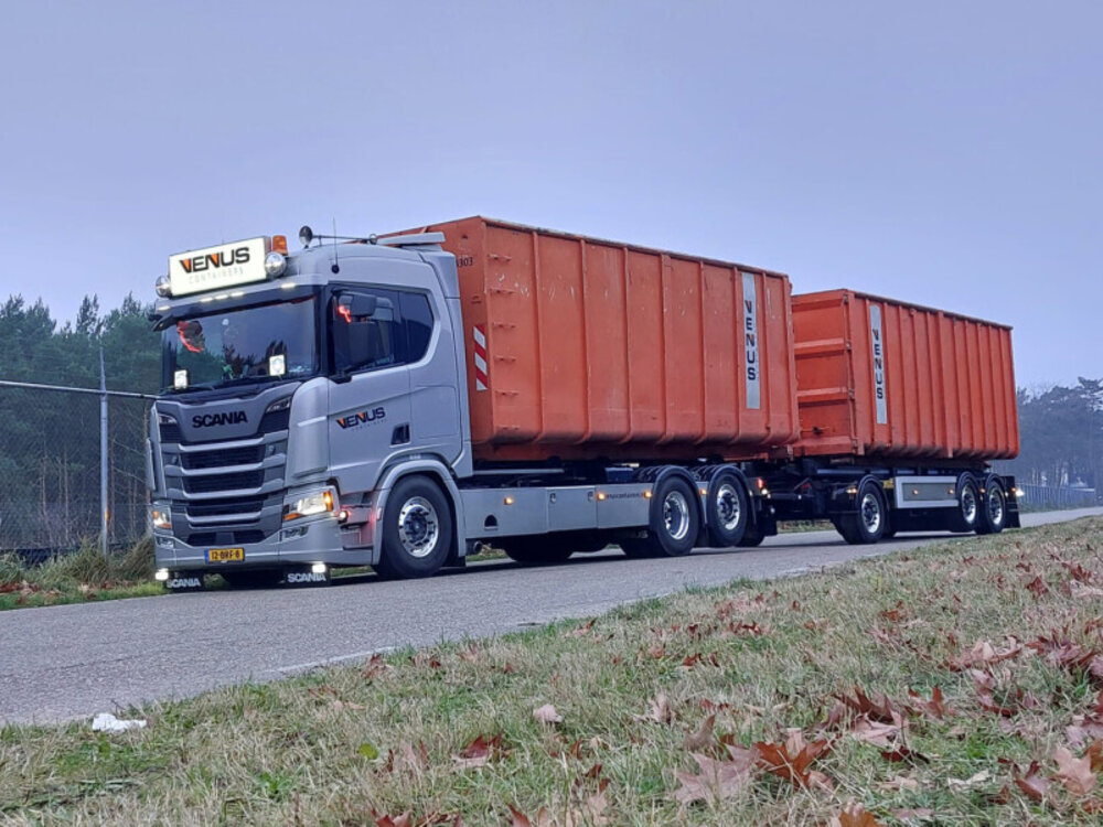WSI WSI Scania R Normal 6x2 riged truck with hooklift system with 6-axle container trailer + 2x 40m3 container VENUS CONTAINERS B.V.