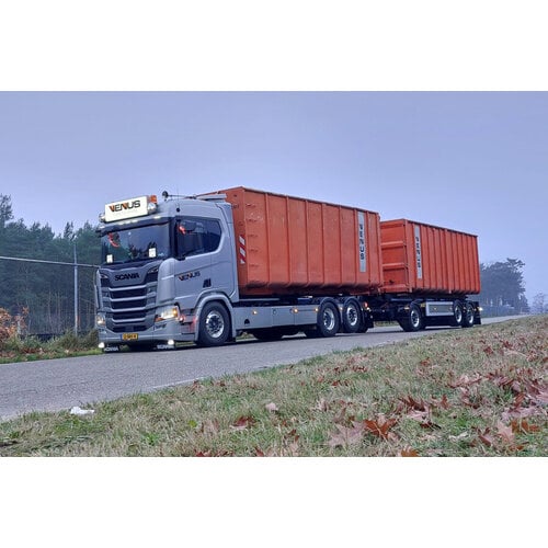 WSI WSI Scania R Normal 6x2 motorwagen met haakarm systeem met 6-assige container trailer+ 2x 40m3 container VENUS CONTAINERS B.V.