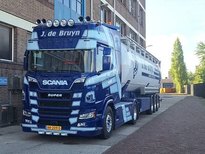 WSI WSI Scania R Highline 4x2 with 3-axle tipper bulk trailer J. DE BRUYN