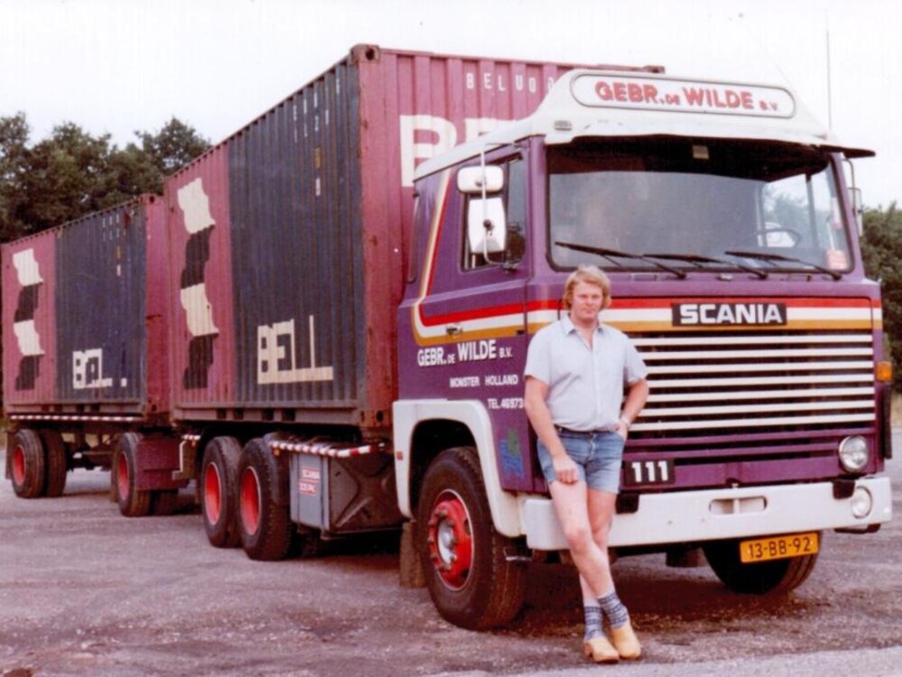 Tekno Tekno Scania 111 6x2 motorwagen & aanhanger met 2x 20ft. Bell Line container DE WILDE