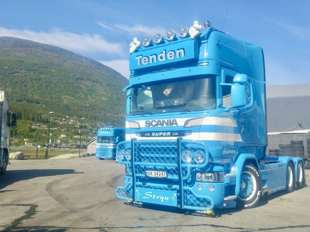 Tekno Tekno Scania R6 Streamline Topline 6x2 met 3-assige koeloplegger TENDEN