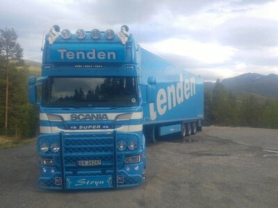 Tekno Tekno Scania R6 Streamline Topline 6x2 met 3-assige koeloplegger TENDEN