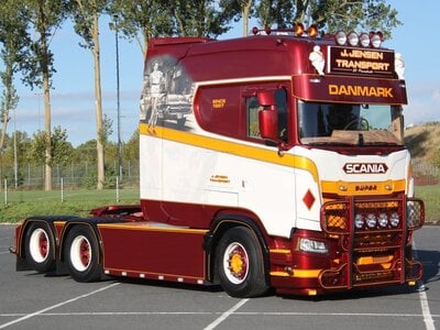 Tekno Tekno Scania NGS Longline 6x2 met dubbellucht sleepas (in luxe giftbox) J. JENSEN