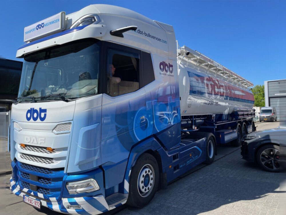 WSI WSI DAF XG+ my25 4x2 + 3-axle animalfeed bulk trailer DBT BULKVERVOER