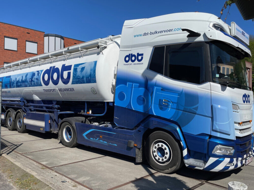 WSI WSI DAF XG+ my25 4x2 + 3-axle veevoer bulk trailer DBT BULKVERVOER