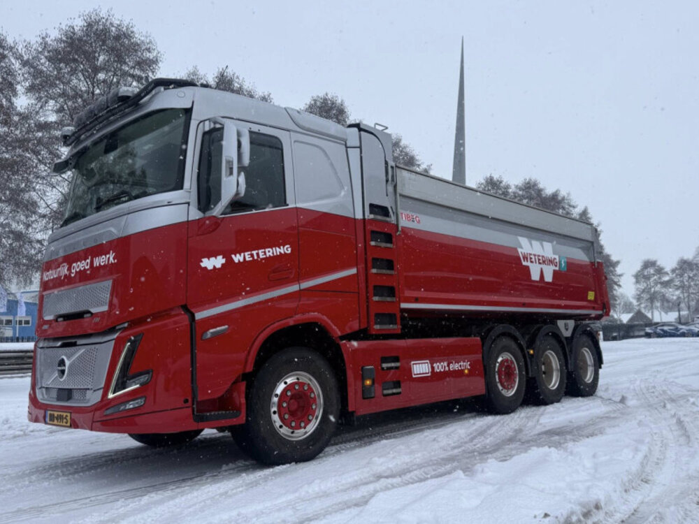 WSI WSI Volvo FH Aero Sleeper Cab 8x2 Electric Tipper Truck WETERING