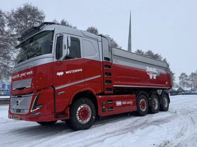 WSI WSI Volvo FH Aero Sleeper Cab 8x2 Electric Tipper Truck WETERING