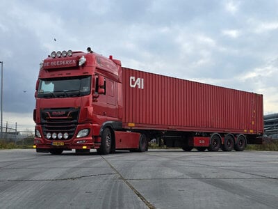 WSI WSI DAF XF Super Space Cab 4x2 with 3-axle flex container trailer + 45ft container DE GOEDEREN