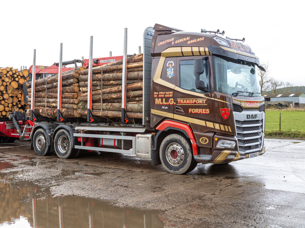 Tekno Tekno DAF XF 3-axle riged truck with 3-axle wood trailer MLG TRANSPORT